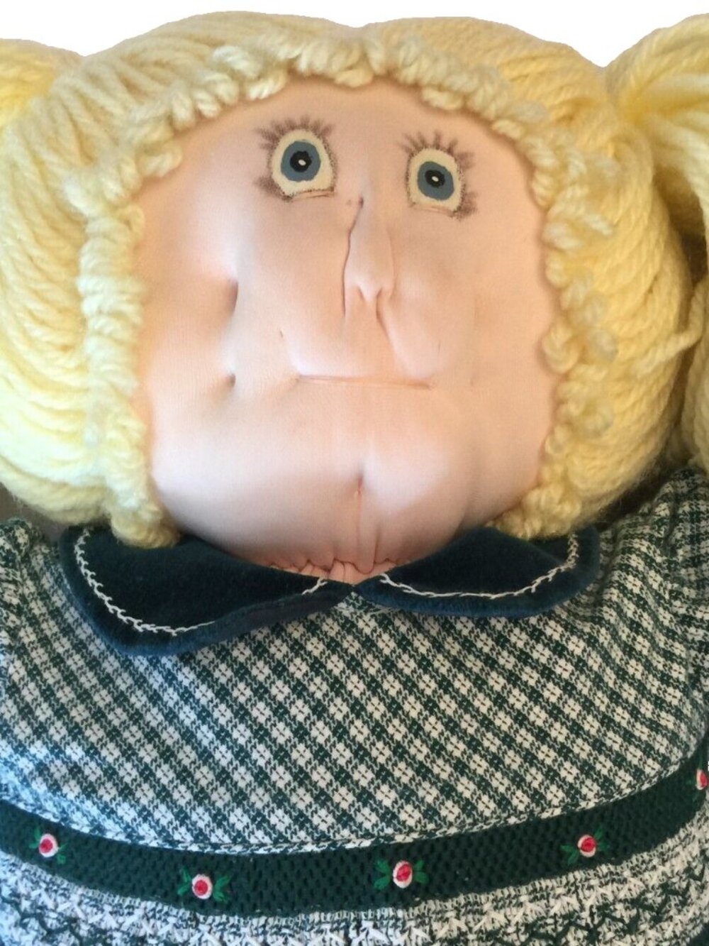 VINTAGE 80s HANDMADE SOFT SCULPTURE BLONDE YARN HAIR GIRL DOLL GREEN DRESS 21"